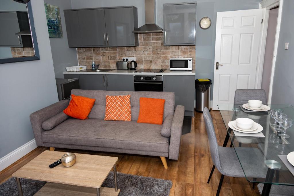 盖茨黑德Tyne Apartments的客厅配有沙发和桌子