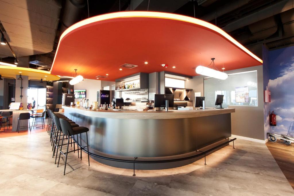 ibis Styles Parndorf Neusiedler See餐厅或其他用餐的地方