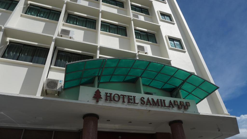 阿罗士打Hotel Samila的上面有标志的酒店