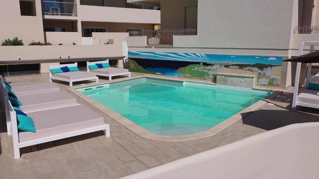 圣特雷莎加卢拉拉康特萨酒店的一个带躺椅的游泳池和一个游泳池
