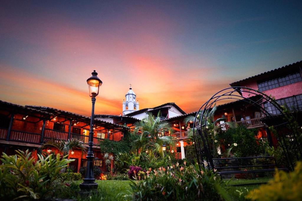 圣奥古斯丁Monasterio San Agustín, Colombia的钟楼前的街道灯