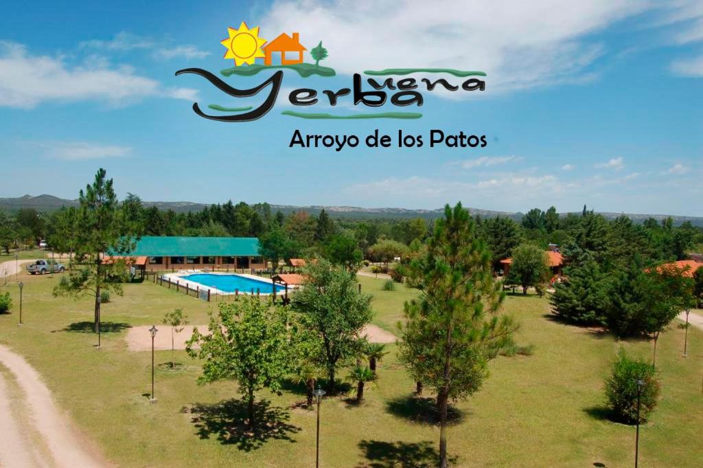 诺诺Yerba Buena casas de campo - Arroyo de los Patos的公园中心带游泳池的度假胜地