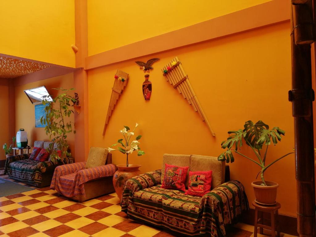 科帕卡巴纳Hostal Olas Del Titicaca的客厅设有两张沙发和一个 ⁇ 格地板
