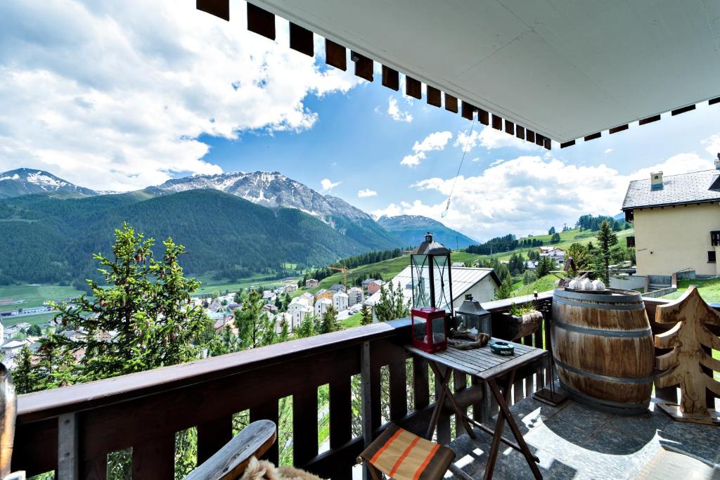 楚奥茨Chesa Flurigna - Zuoz的阳台享有城镇和山脉的景致。