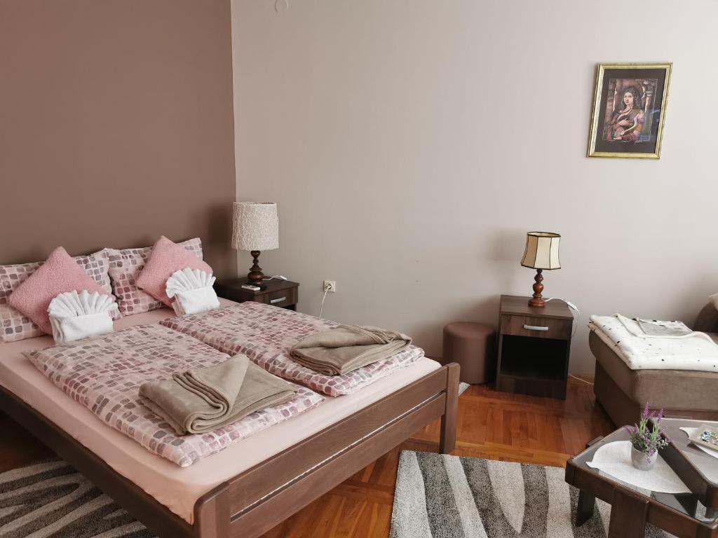 苏博蒂察Kata's Place的一间卧室配有带粉红色枕头的床