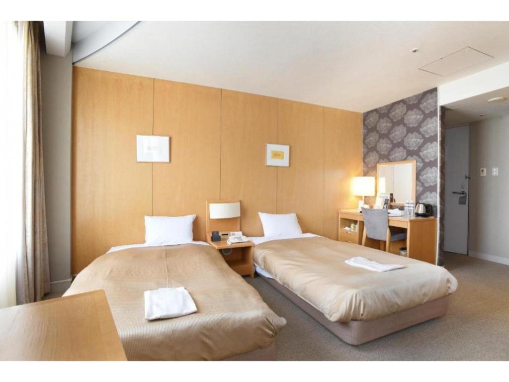 岐阜Hotel Grand Vert Gizan - Vacation STAY 95364的酒店客房配有两张床和一张书桌