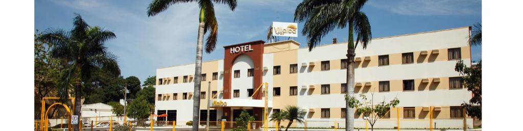 乌贝兰迪亚维拉尔巴酒店的一座楼前有棕榈树的酒店
