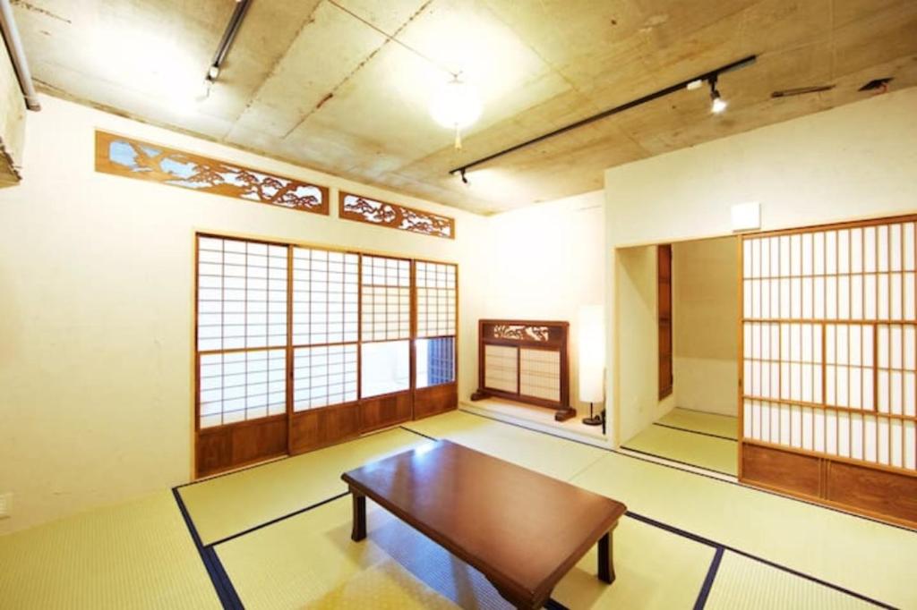 东京New Art Building - Vacation STAY 95699的中间设有带木桌的客厅