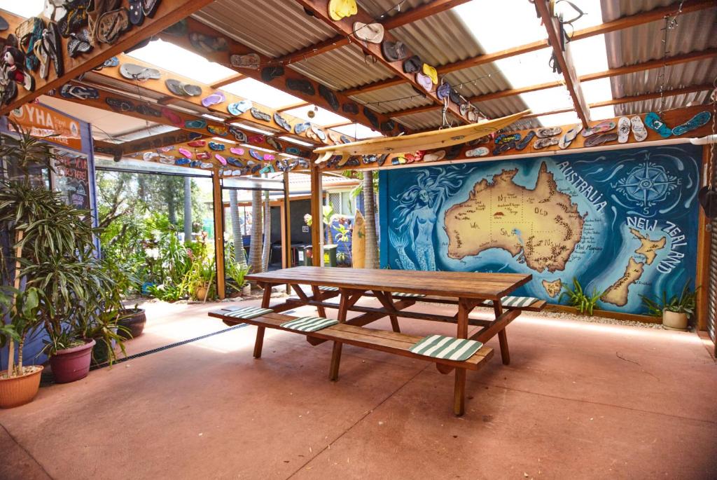 麦夸里港奥齐波茨背包客 - 麦觉理港国际青年旅舍的一张带地图的墙上野餐桌