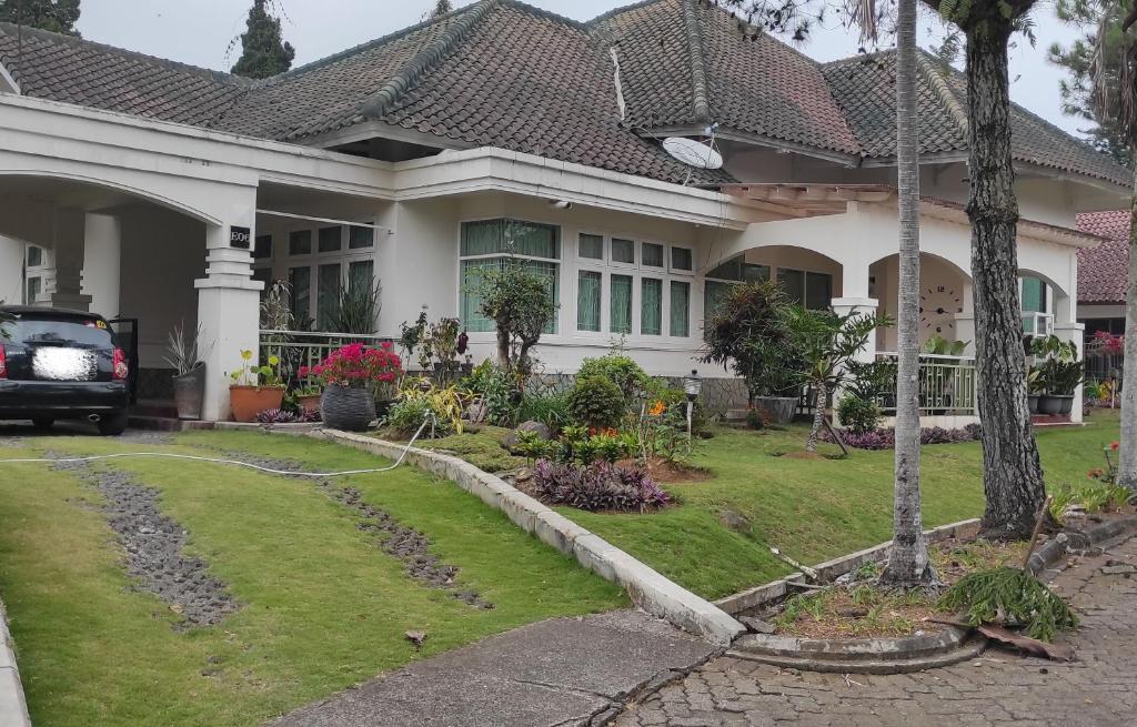 Shakilla House 5-Villa Lotus Cipanas Syariah外面的花园