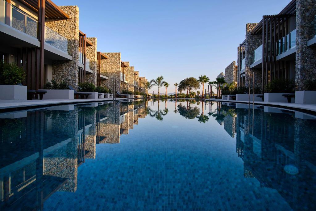蒂加基Utopia Blu Hotel的一座建筑物中央的游泳池