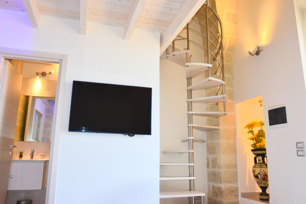 加拉蒂纳ArcoSalento的客厅的墙上配有电视