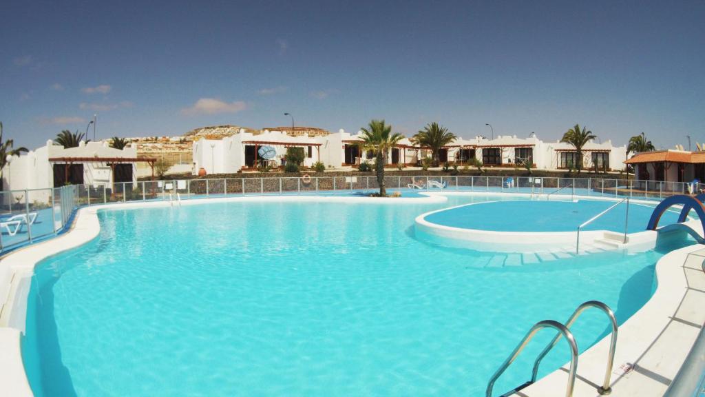 卡勒达德福斯特Castillo Sol Bungalow的度假村内一个蓝色的大泳池