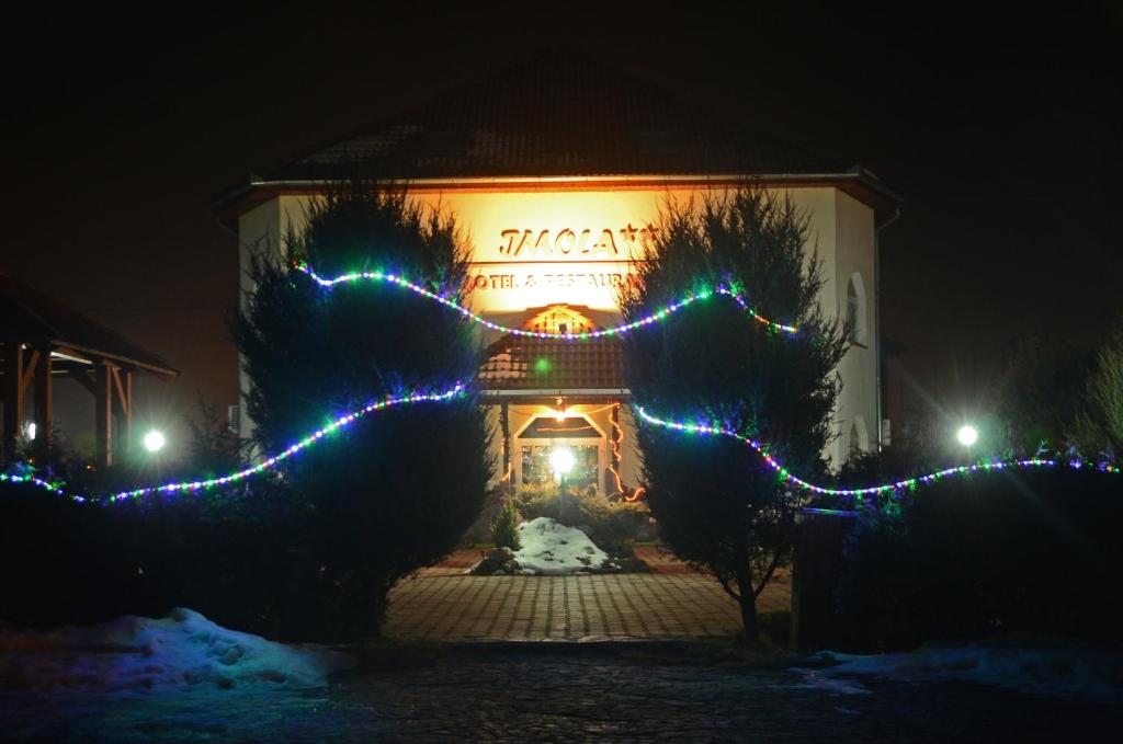 格奥尔盖尼伊莫拉汽车旅馆 的前面有圣诞灯的建筑