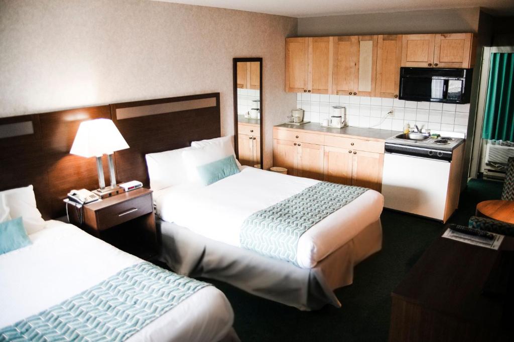 克内尔Ramada by Wyndham的酒店客房带两张床和厨房