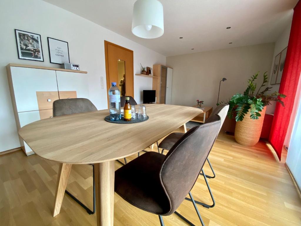 多恩比恩克里斯汀公寓的客厅配有一张木桌和椅子