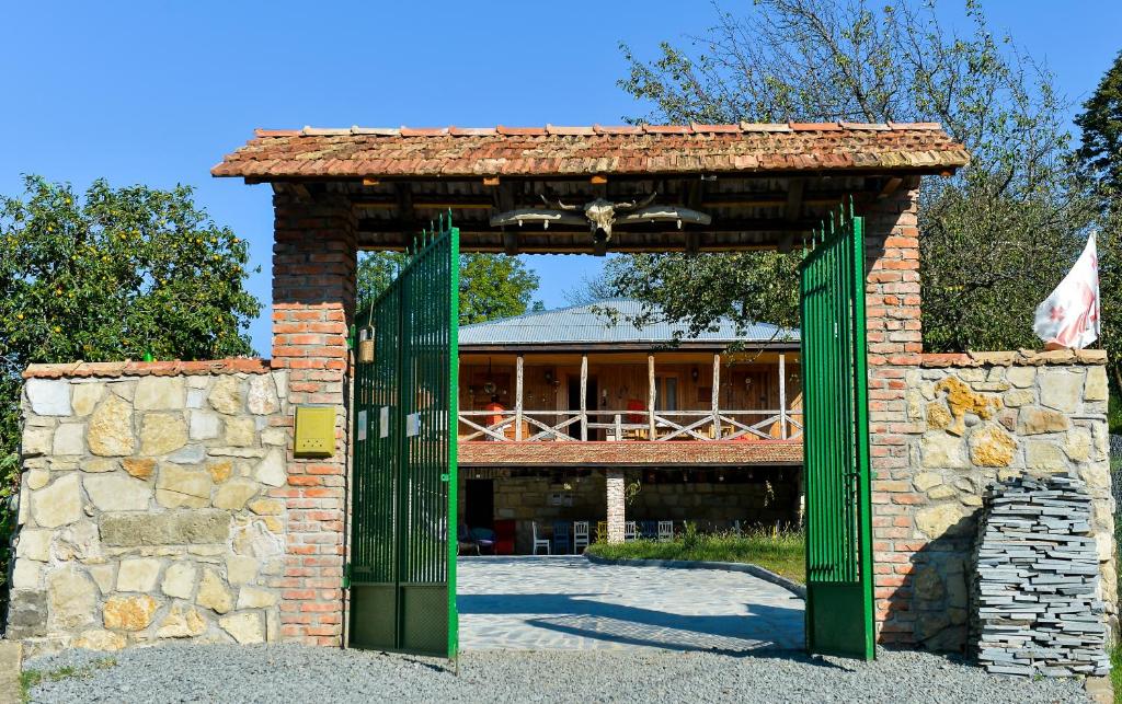 库塔伊西阿戈拉科雷纳旅馆的建筑前的砖拱,有绿门