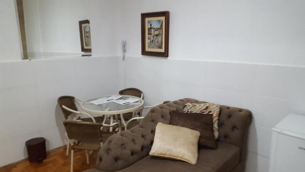 贝洛奥里藏特Comodidade e Segurança no Centro的客厅配有沙发和桌子
