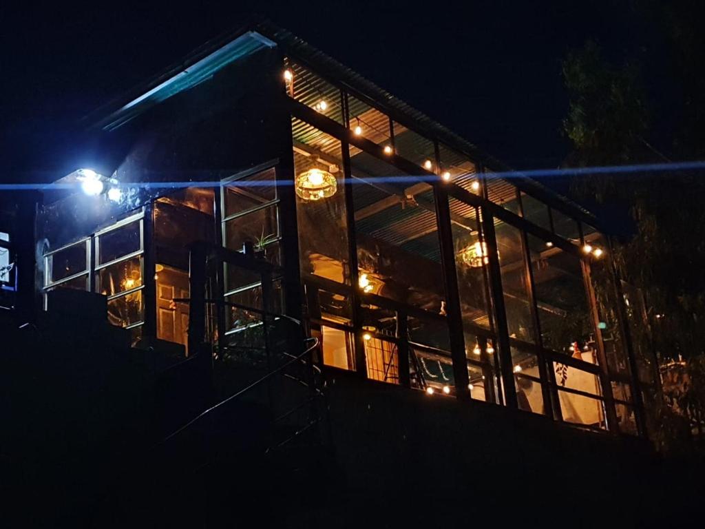 Planes de RenderosCabaña Cielo y Luna的一座晚上点亮的建筑,灯火通明