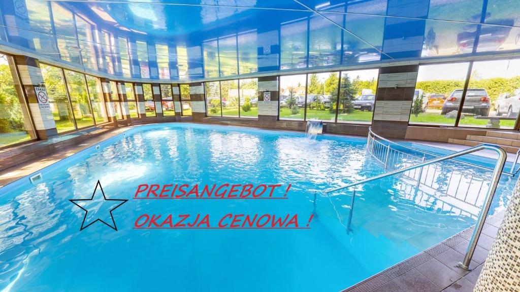特兹萨茨Orka的一座大型游泳池,位于一座带窗户的建筑内