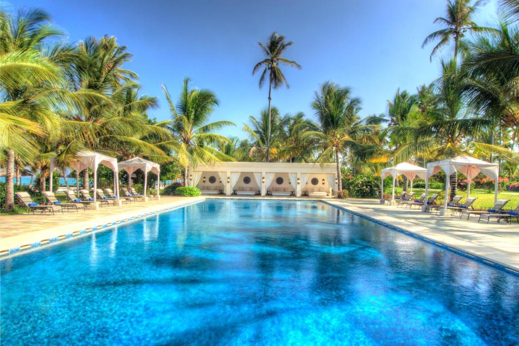 布韦朱巴拉扎桑给巴尔Spa度假村的棕榈树度假村前的游泳池