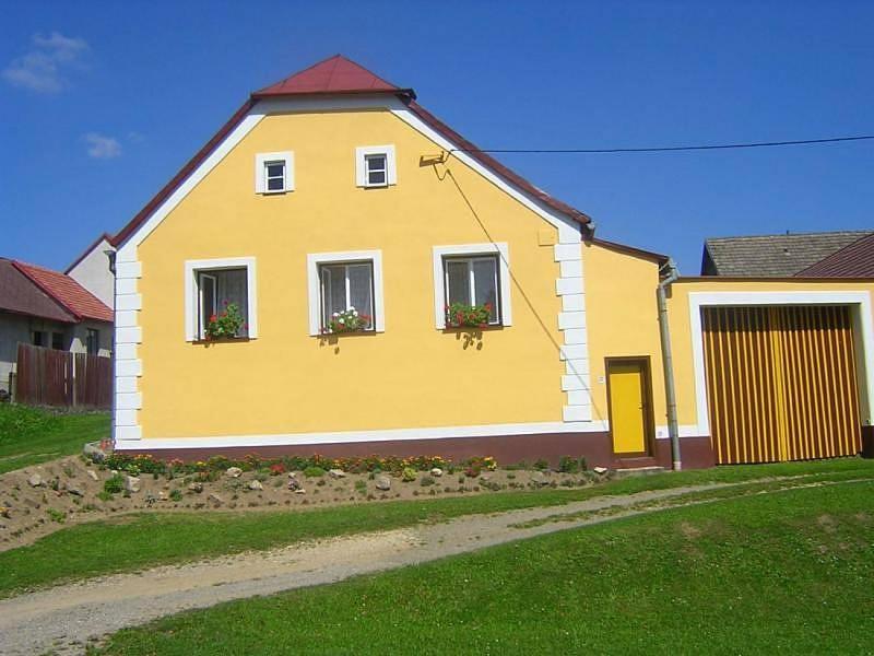 BrtniceChalupa u Smolíků的黄色的房子,有两个窗户和门