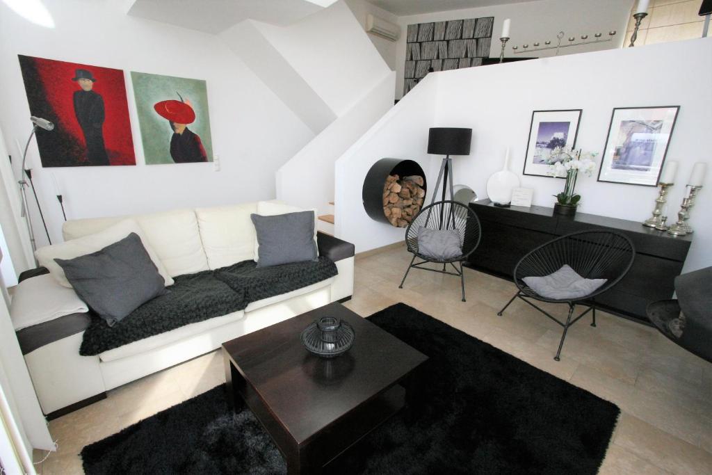 费拉古多Casa Ameixeira的客厅配有白色的沙发和桌子
