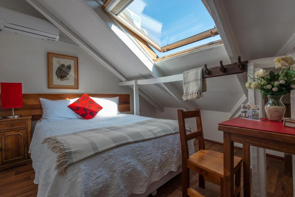 圣地亚哥普罗维登住宿加早餐酒店的一间卧室配有一张床和天窗