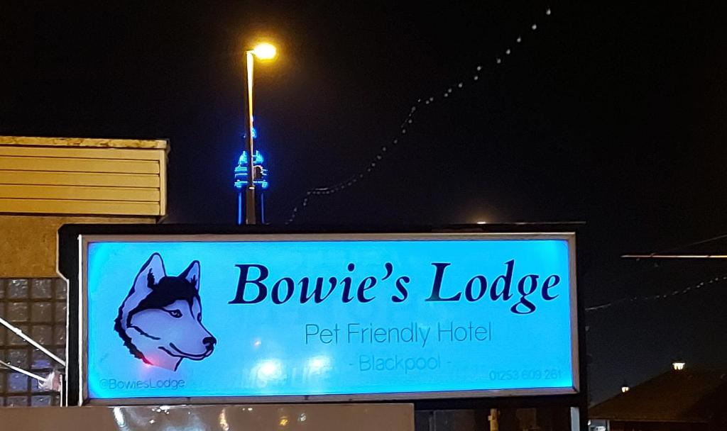 布莱克浦Bowies Lodge的建筑物一侧有狗的标志