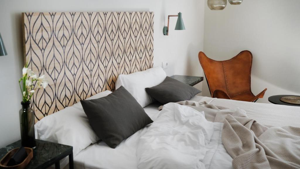 瓦伦西亚里尔波特尔MD设计酒店 的卧室配有白色的床和枕头。