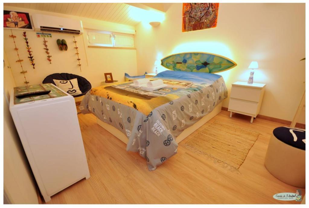 法鲁Casinha da Ti Babel的一间卧室配有一张床,床罩