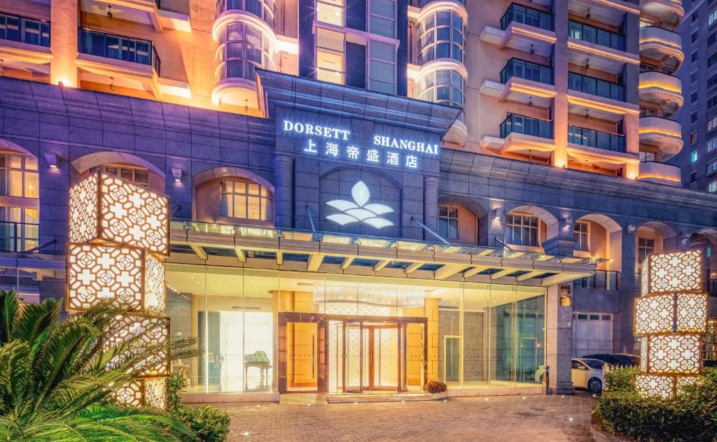 上海上海帝盛酒店的一座建筑的外墙,有达索斯酒店