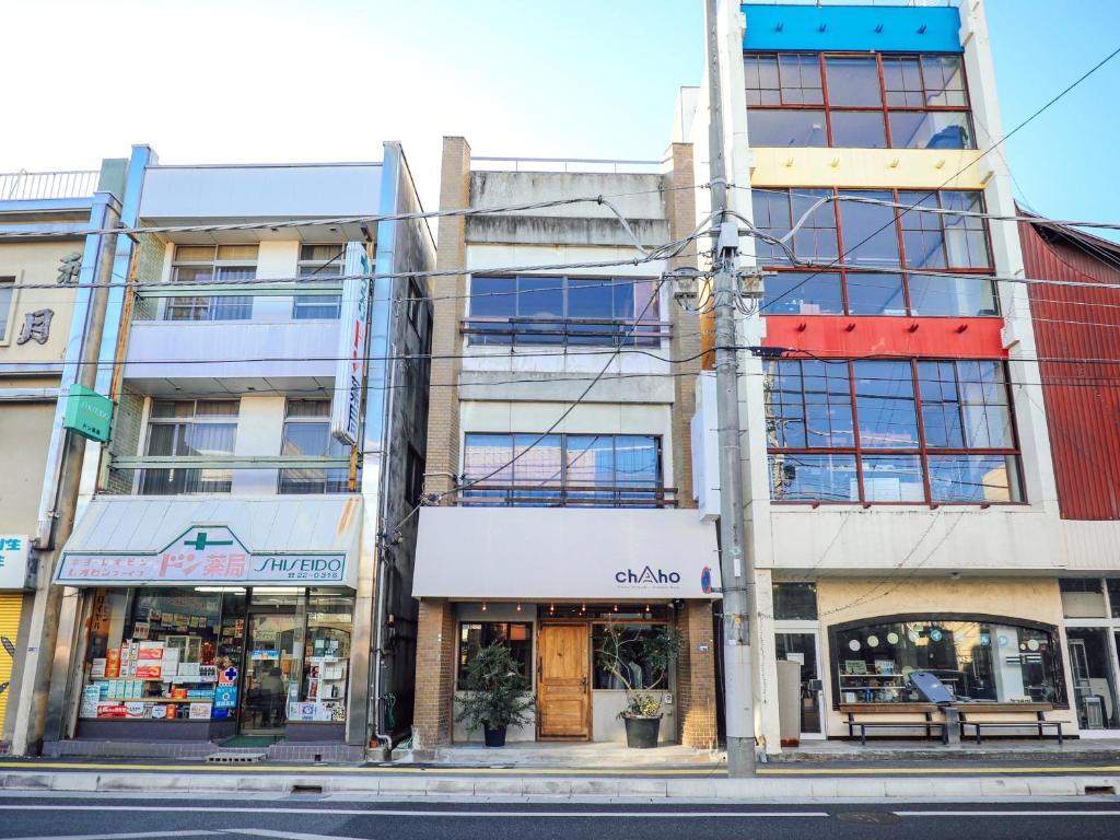 韮崎市chAho Hostel Nirasaki / Outdoor Base的城市街道拐角处的建筑物