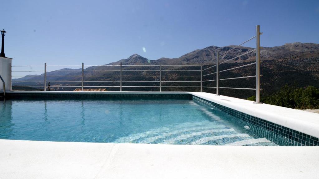 希梅拉德利瓦尔El Molino del Panadero的一座山地游泳池