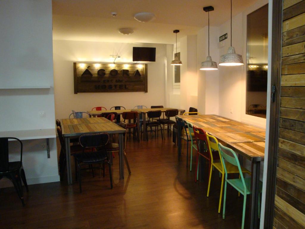艾丝黛拉Agora Hostel的用餐室配有木桌和椅子