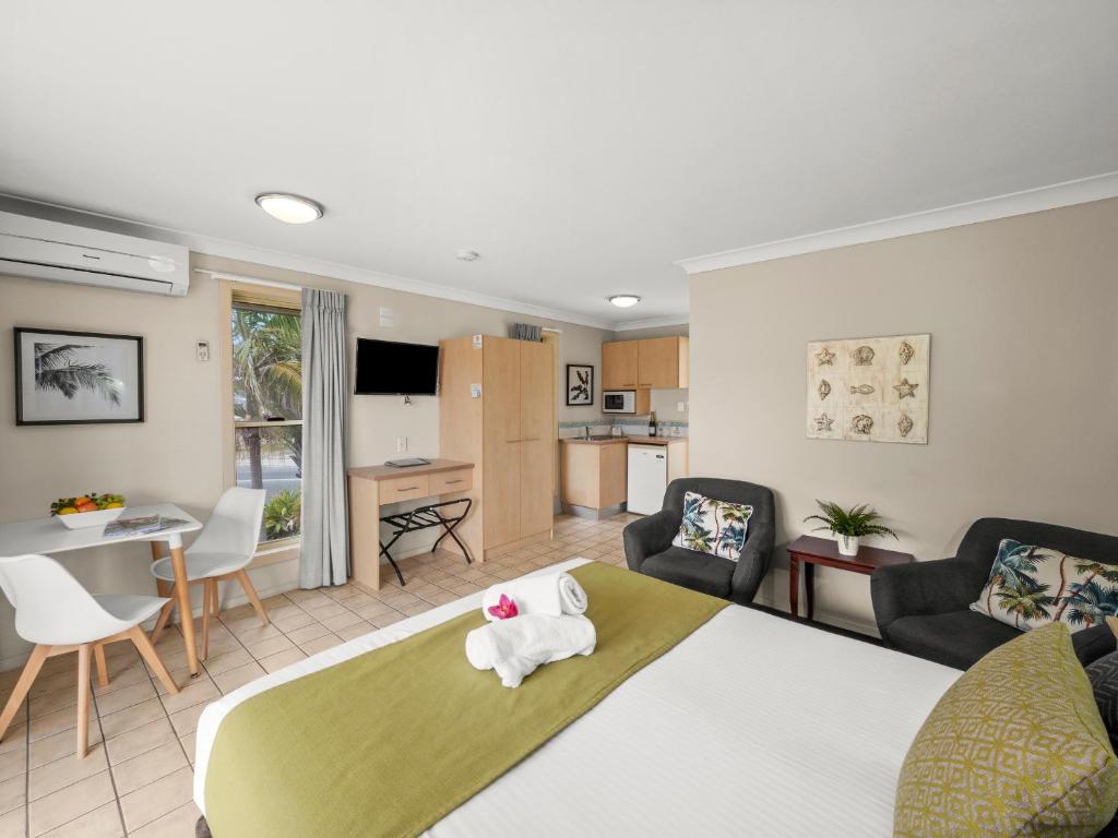 扬巴扬巴太阳汽车旅馆的一间卧室设有一张床和一间客厅。
