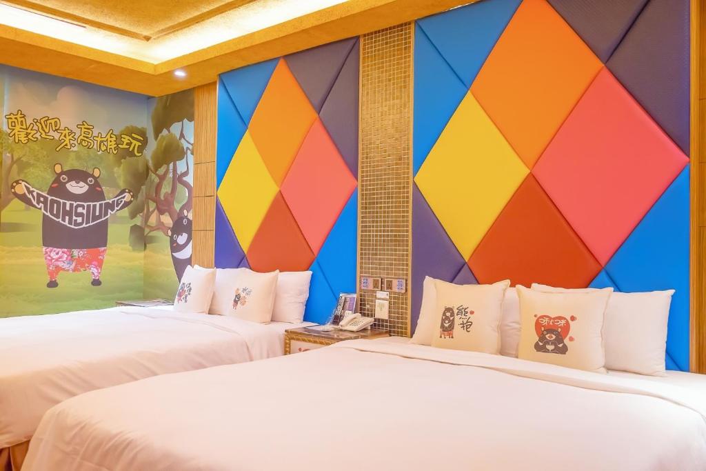 高雄R7环保商务旅馆的色彩缤纷的墙壁内的两张床