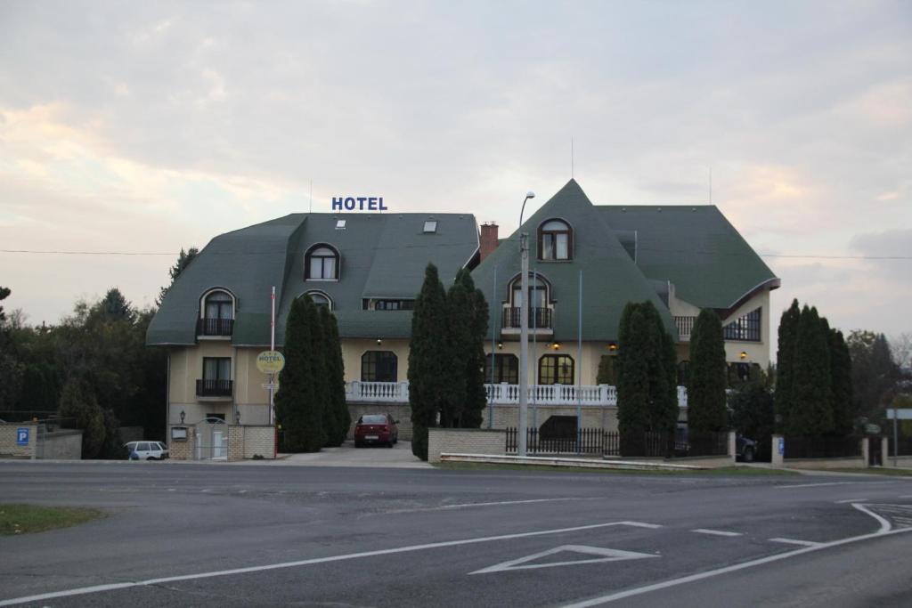 KápolnásnyékHotel Holdfény的停车场一侧的酒店