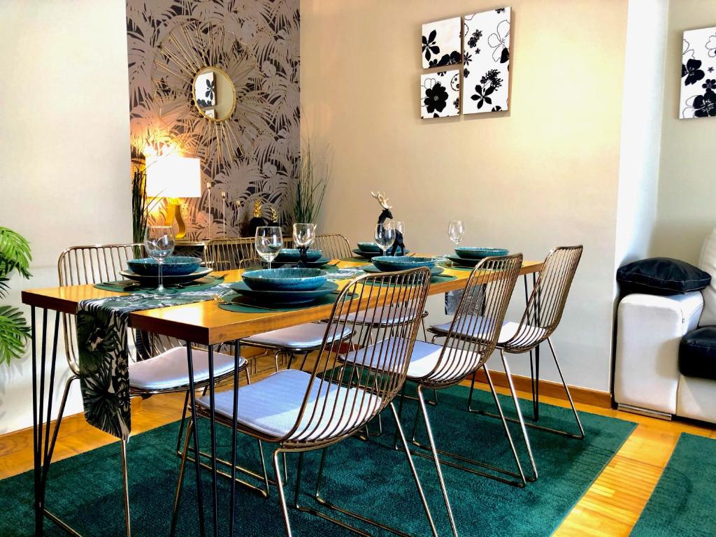 桑亨霍LaPerla Premium的一间带桌椅的用餐室