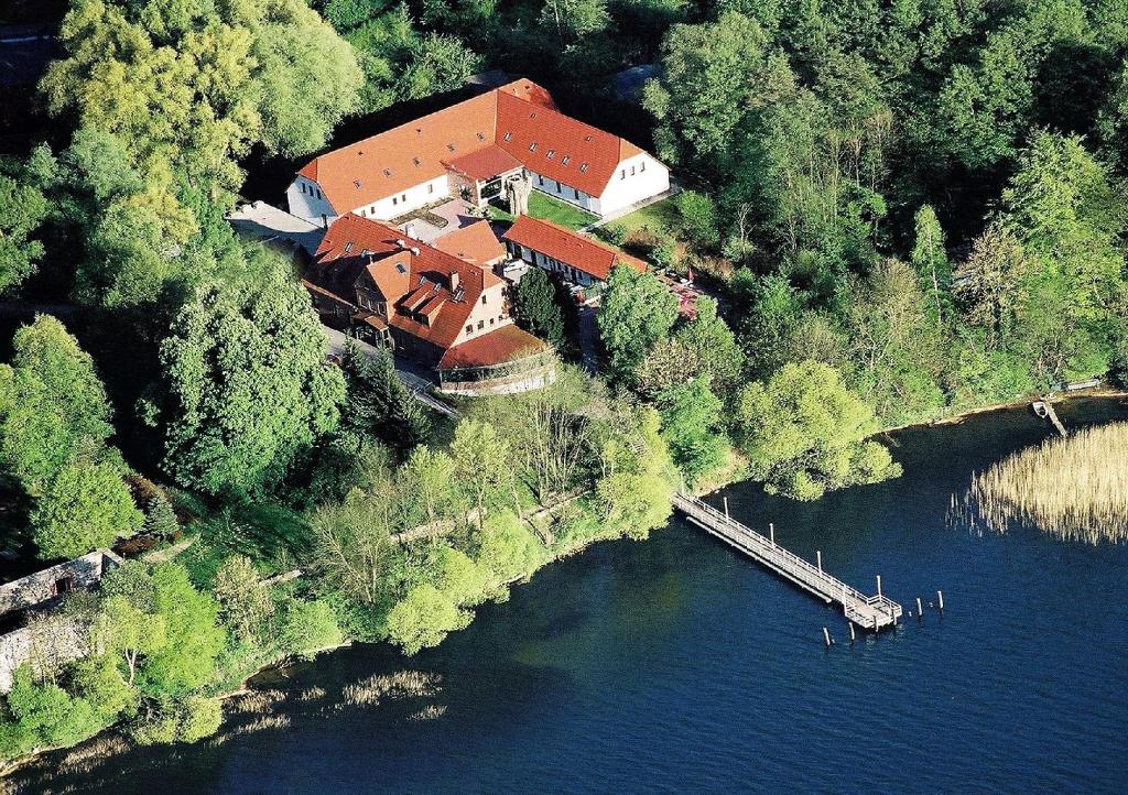 柯莱恩内美洛黑德霍夫海景酒店的水面上岛上房屋的空中景观