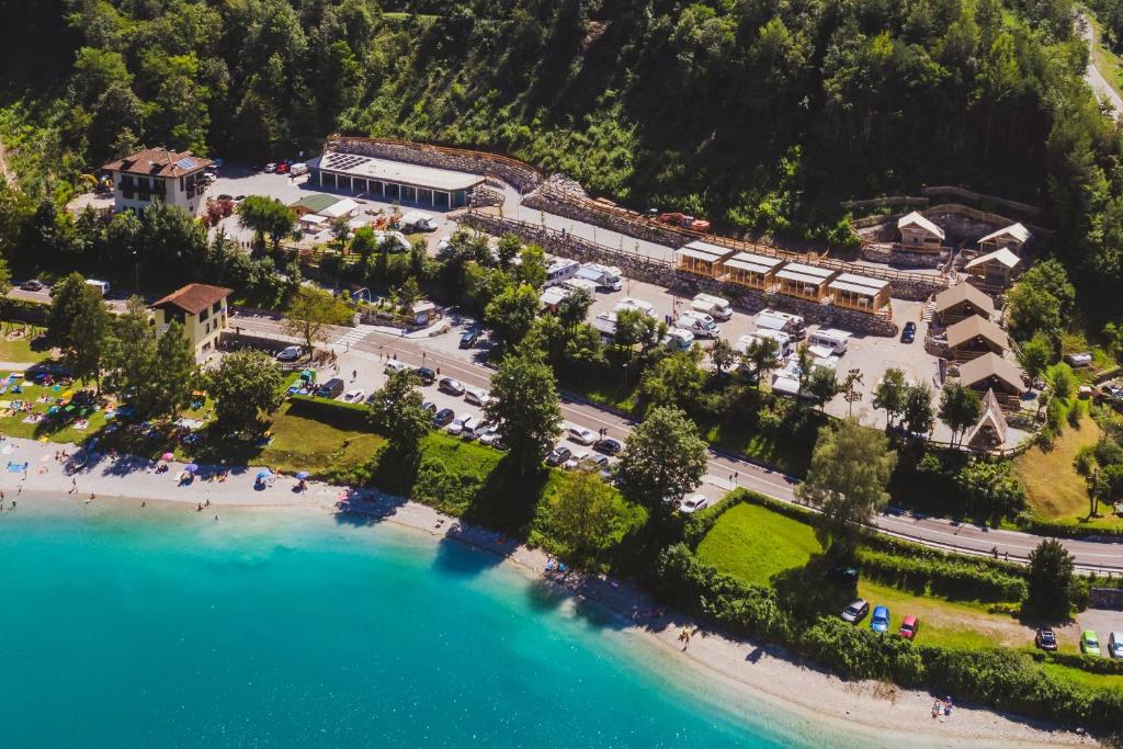 莱德罗BEST LEDRO CAMPING的享有度假村和湖泊的空中景致