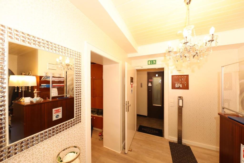 杜塞尔多夫埃亨霍夫酒店的一间带吊灯和走廊的客厅