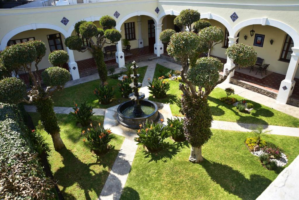 San Martín Texmelucan de LabastidaHotel Boutique La Albertina的享有庭院的空中景致,庭院内拥有喷泉和树木