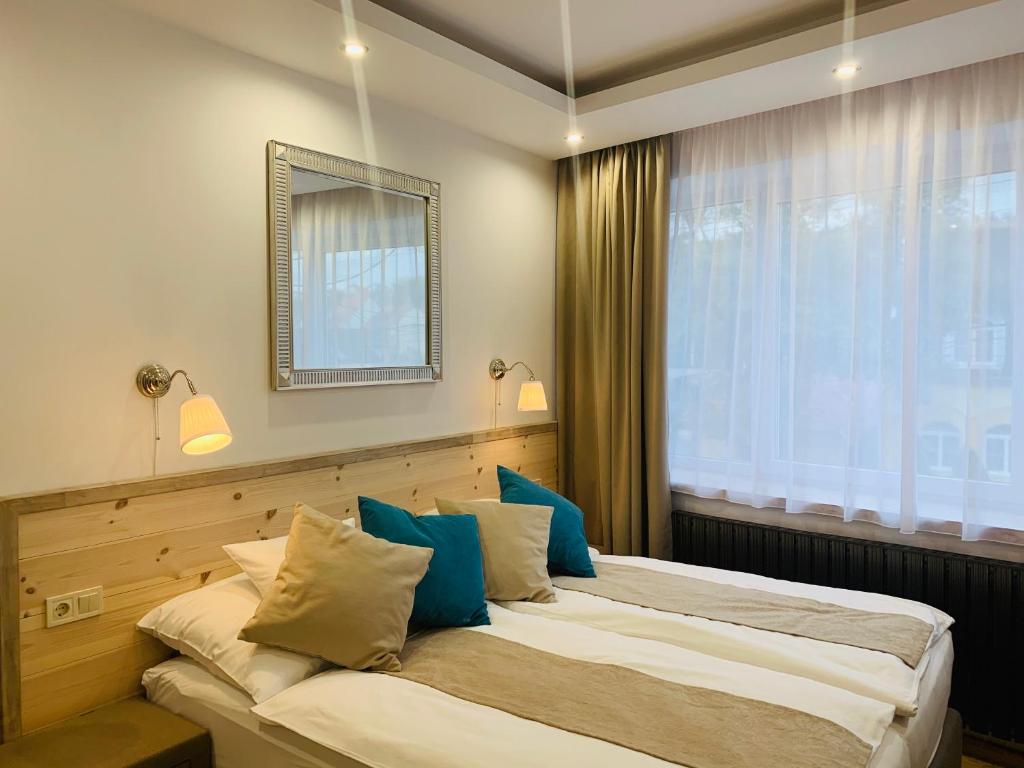 埃格尔Egria Apartments的酒店客房 - 带两张带蓝色枕头的床