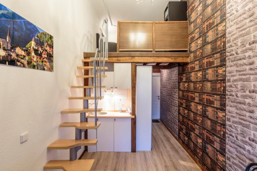 柏林K&S Apartments的阁楼公寓 - 带楼梯和砖墙