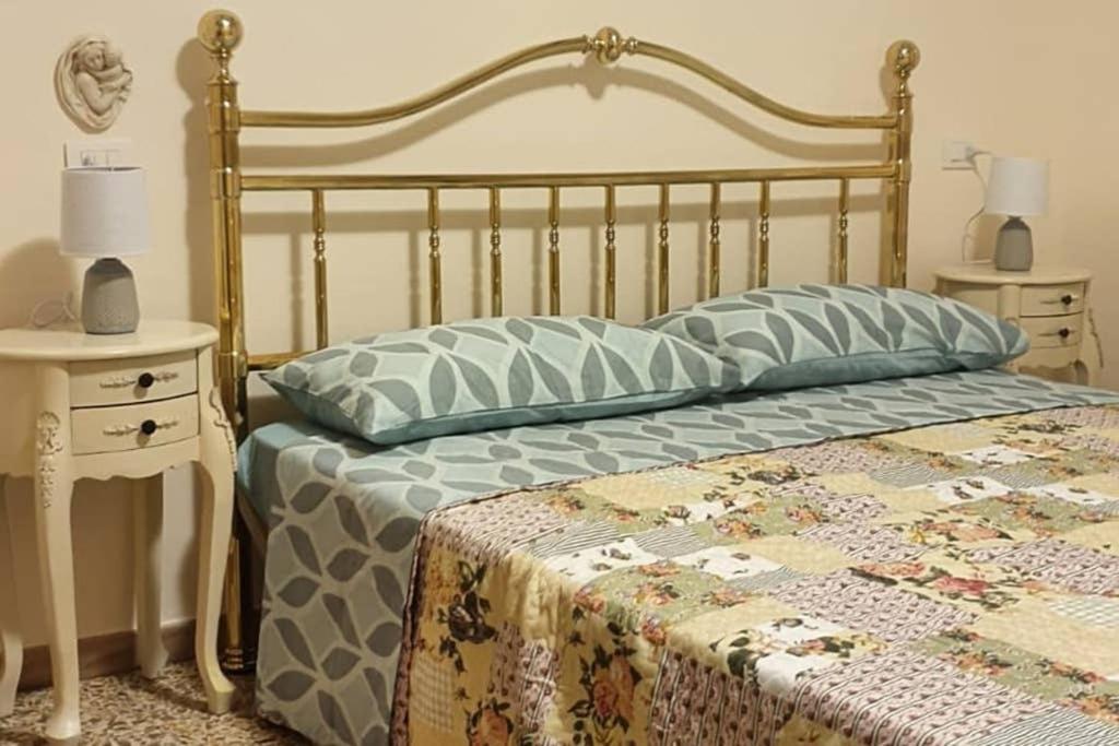 安杰利圣母Appartamento La Cupola的一间卧室配有床,床上装有被子
