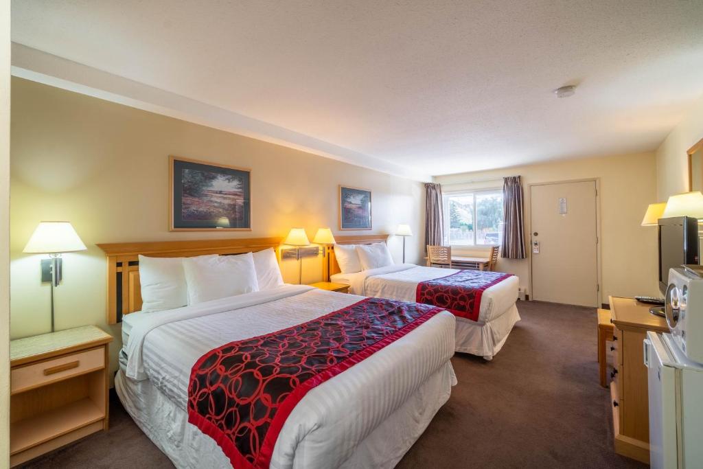 卡什克里克加拿大最佳价值沙漠旅馆及套房酒店的酒店客房设有两张床和电视。