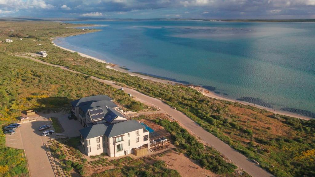 兰格班Shark Bay Hotel & Spa的海滩旁房屋的空中景致