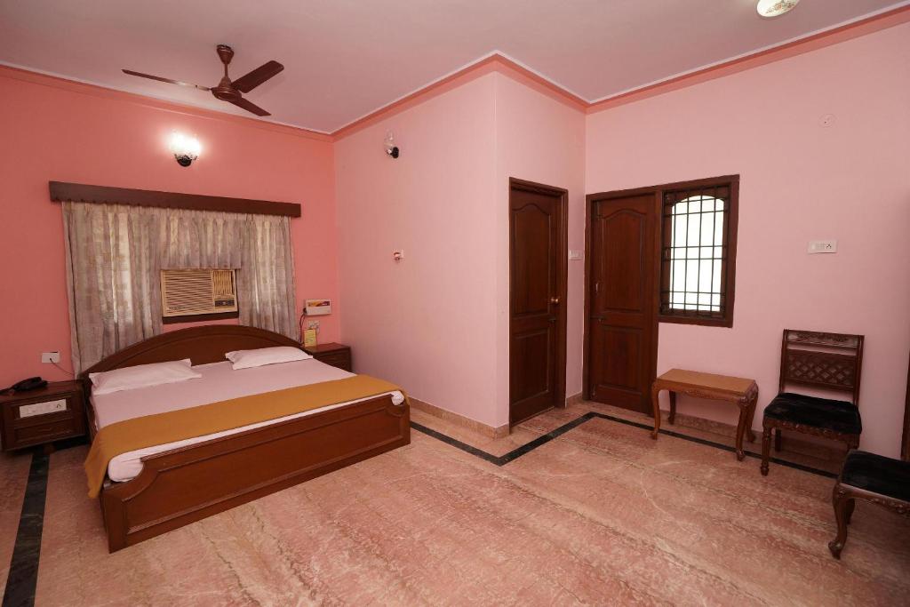 钦奈Lloyds Serviced Apartments,Krishna Street,T Nagar的一间卧室配有一张床和吊扇