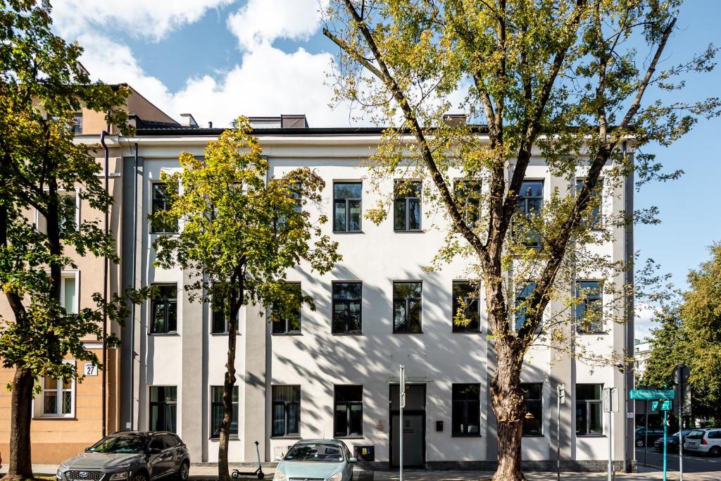 比亚韦斯托克Kamienica Zamenhofa - Apartamenty na wynajem的前面有树木的白色建筑